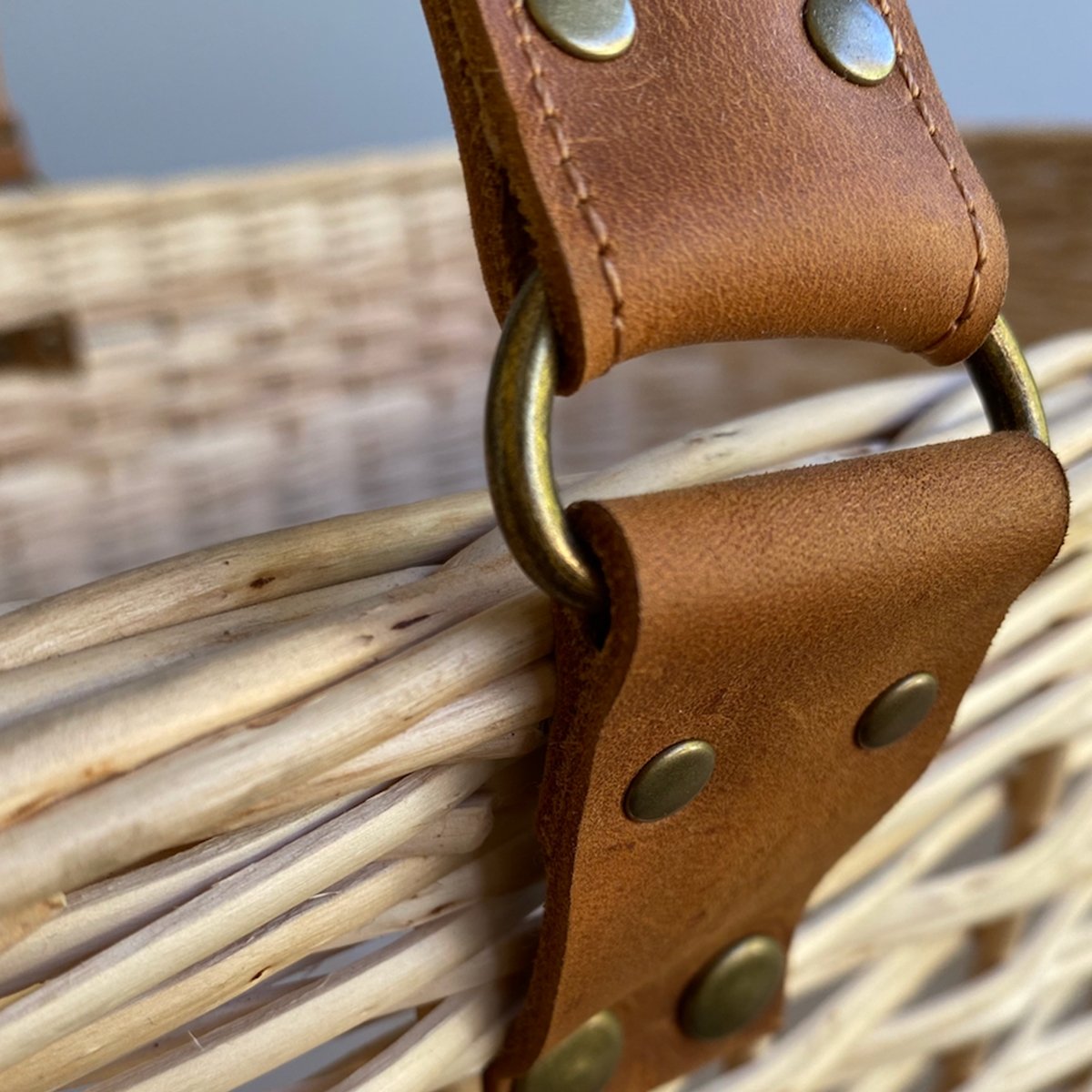 Moisés tipo canasto con mangos de cuero y colchón DISPONIBLE